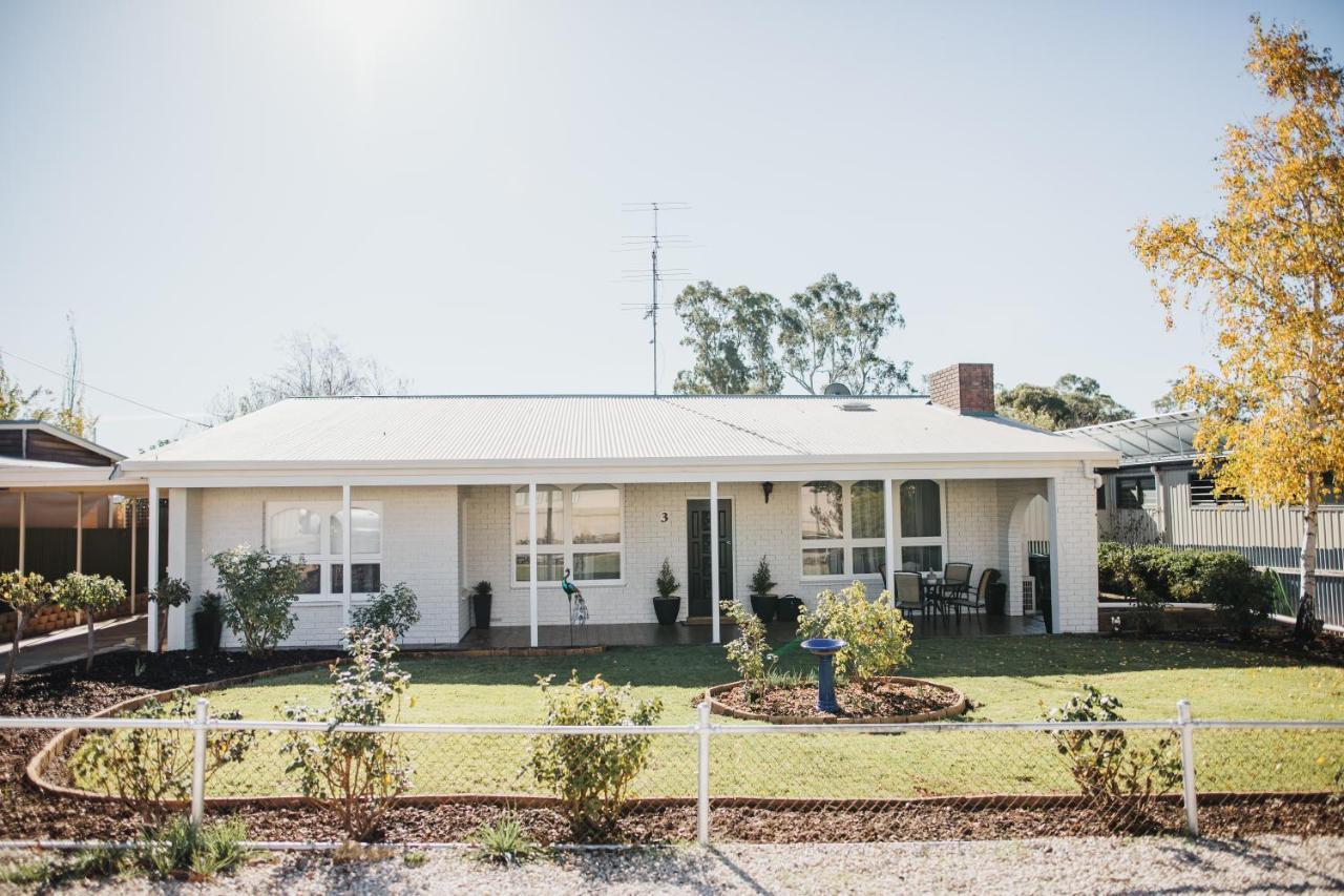 White On Wright Clare Villa Exterior photo